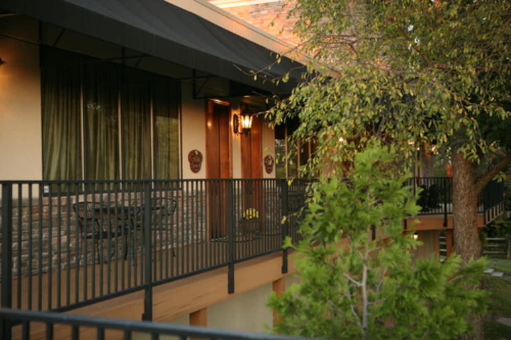 Two Hearts Inn