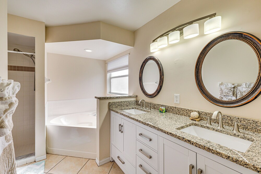Private Pool & Spa: Airy Gem w/ Yard in Cape Coral
