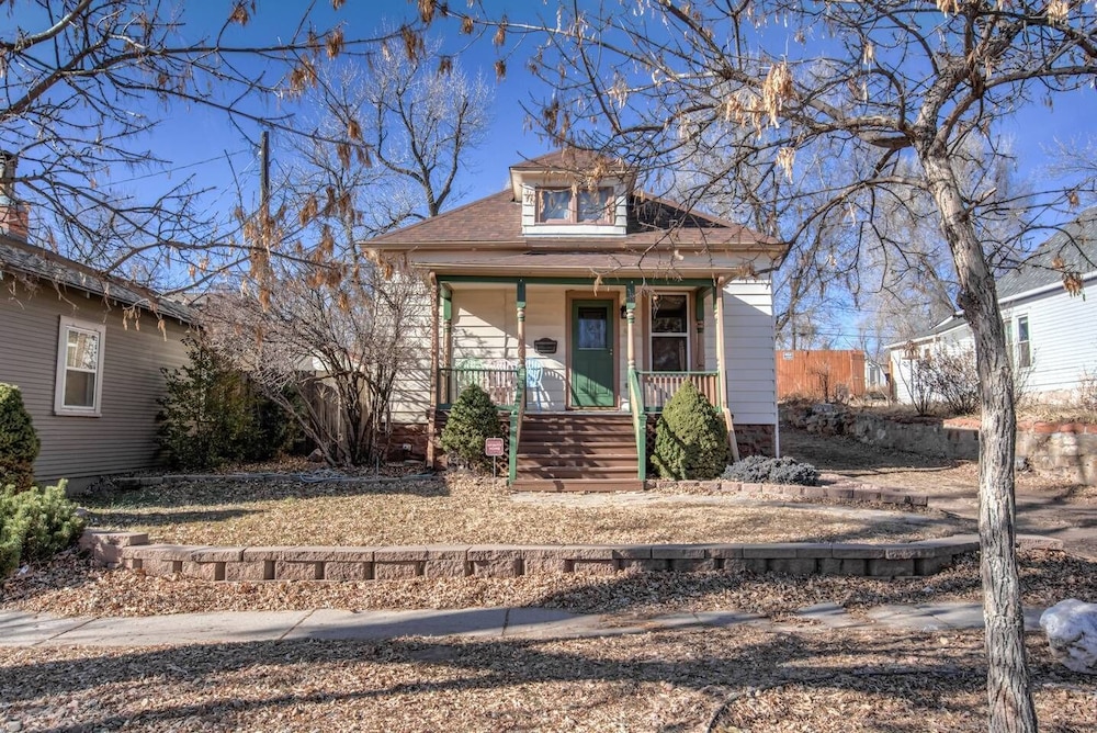 Pet Friendly 1900 Classic 3 Bedroom Value