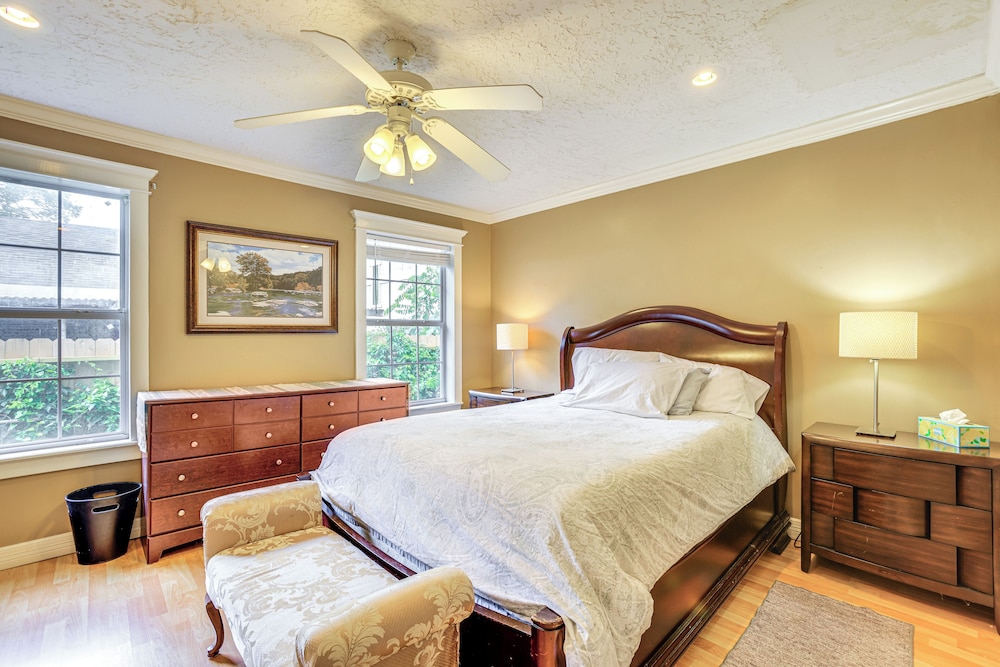 9 Mi to Downtown Houston: Cozy Cottage w/ Patio!