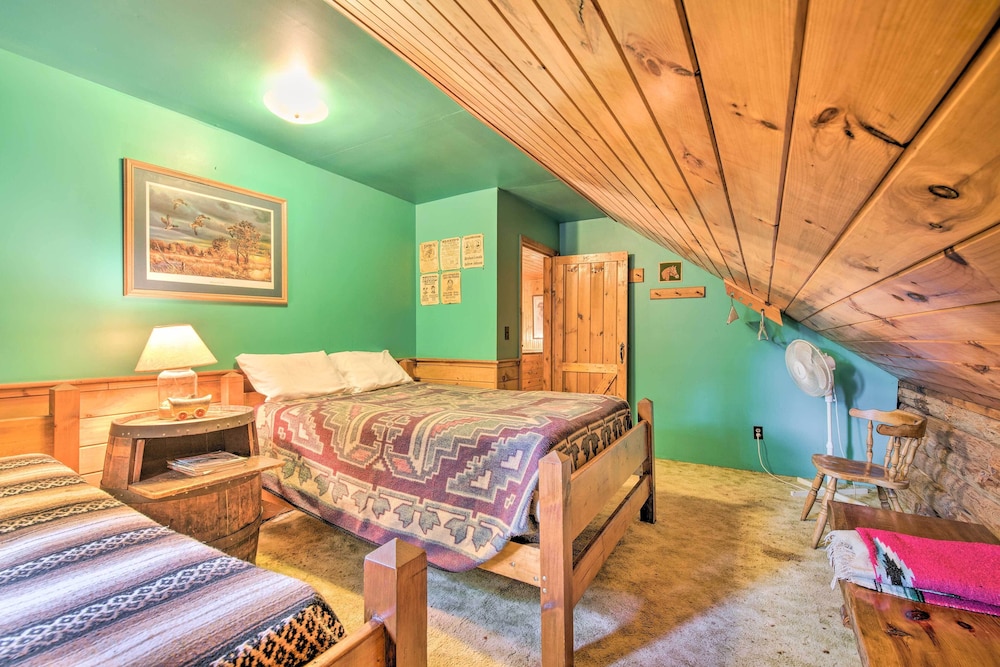 Handcrafted Log Cabin in Candor: Group Getaway! view 4