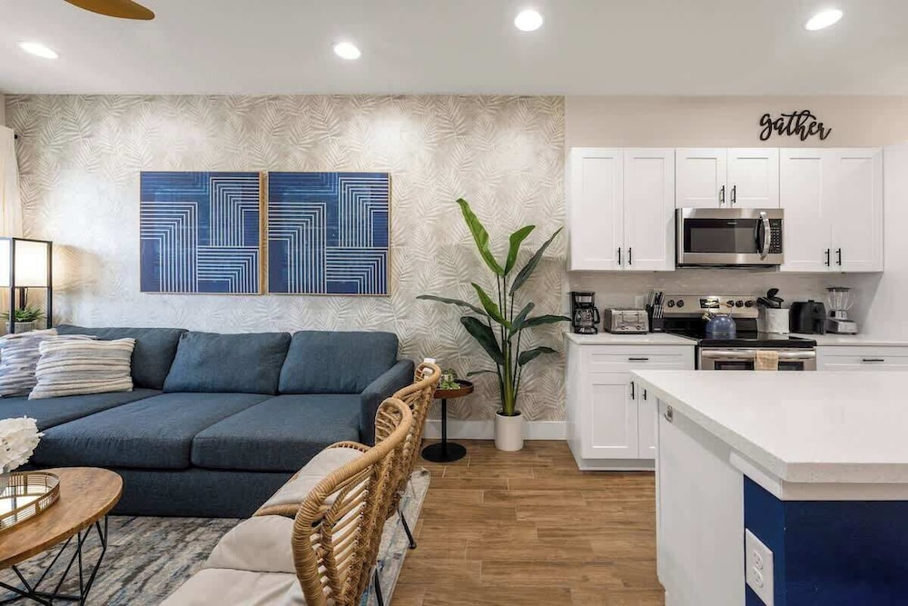 Beautiful 4BR Home w/ Modern Design