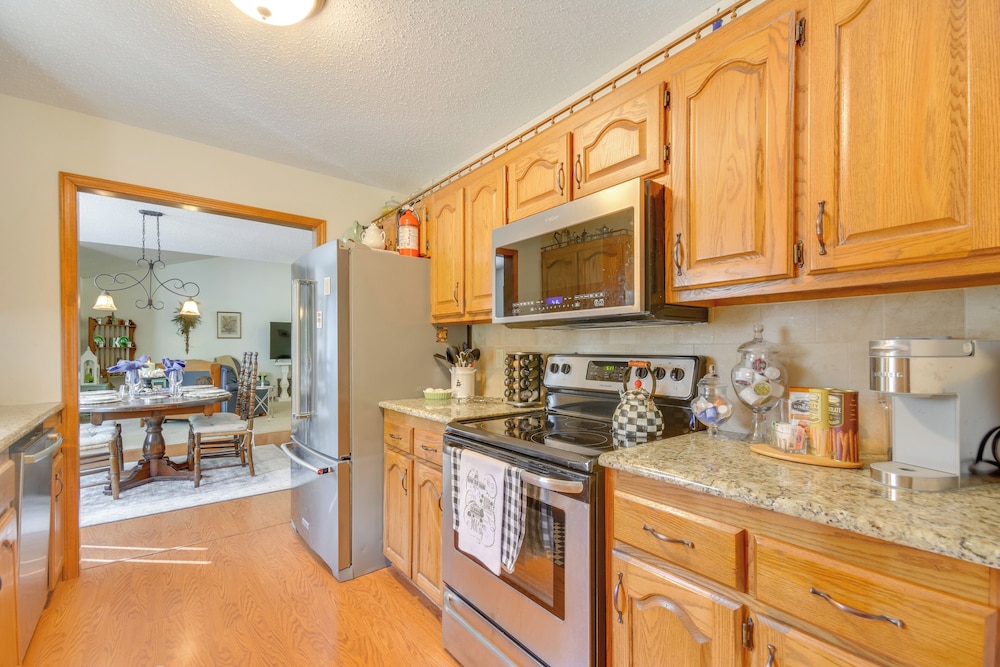 3 Mi to Dtwn Jefferson City: Family Home w/ Deck