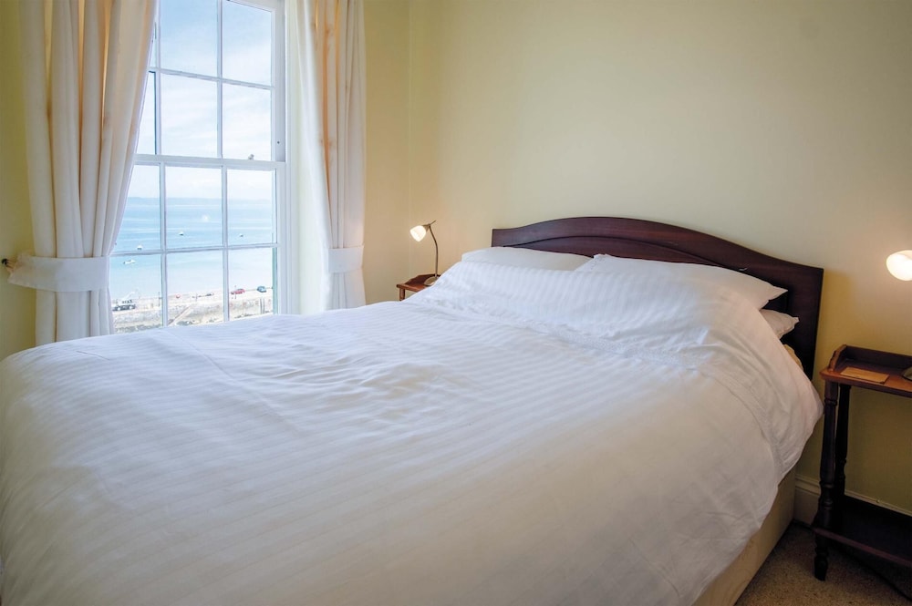 5 Belle Vue Court - 2 Bedroom Apartment - Tenby