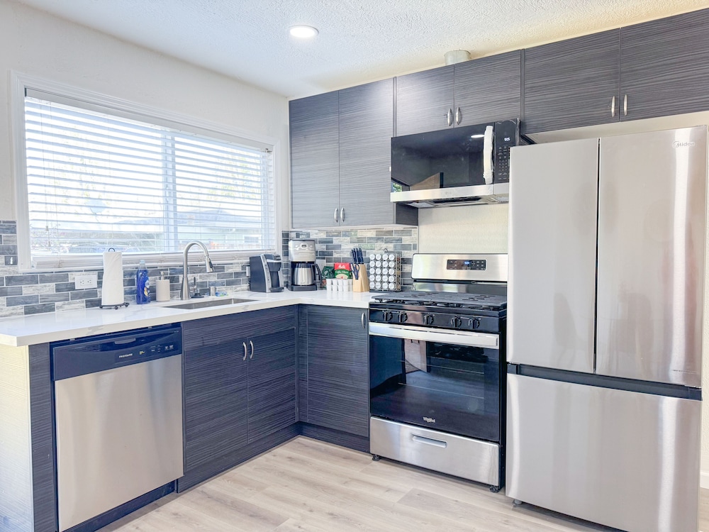 Walk to Google 3BR Home Yard & Kitchen