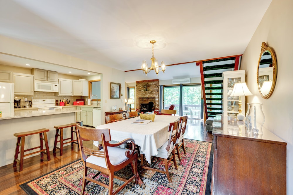 Near Skiing & Hiking! North Conway Gem w/ Balcony