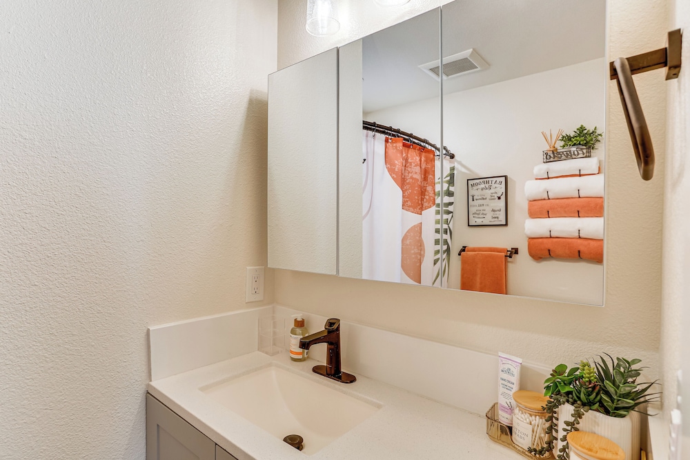 Walkable & Bright Bungalow in Dtwn Redding!