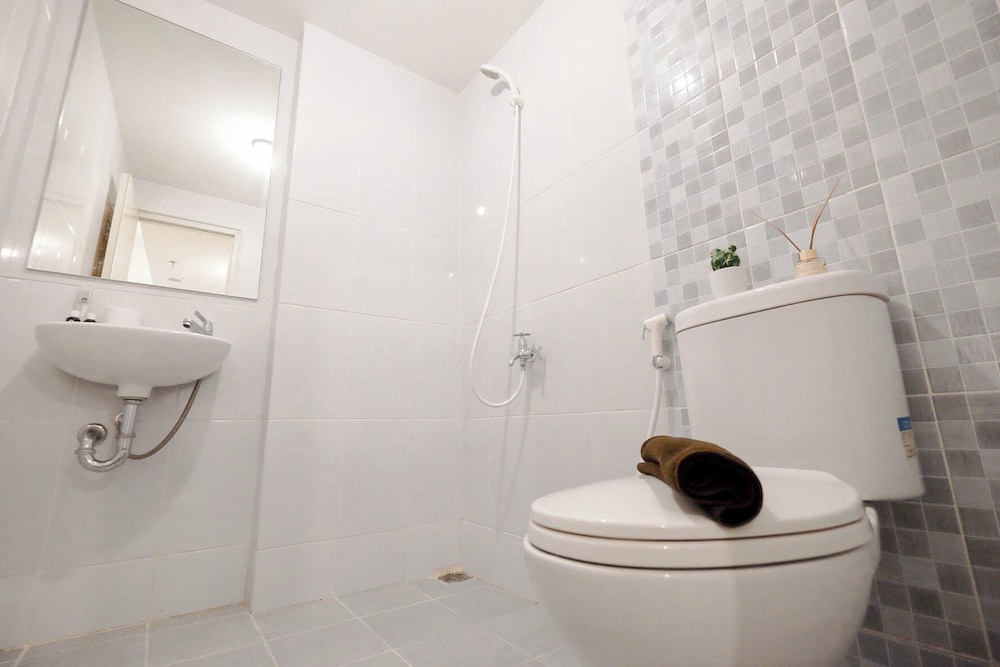Basic 2Br Apartment Near Tokyo Hub At Tokyo Riverside Pik 2