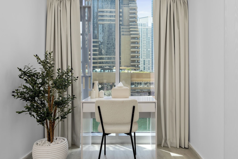 Maison Privee - Sleek Stay in Dubai Marina’s Famous Twisting Tower