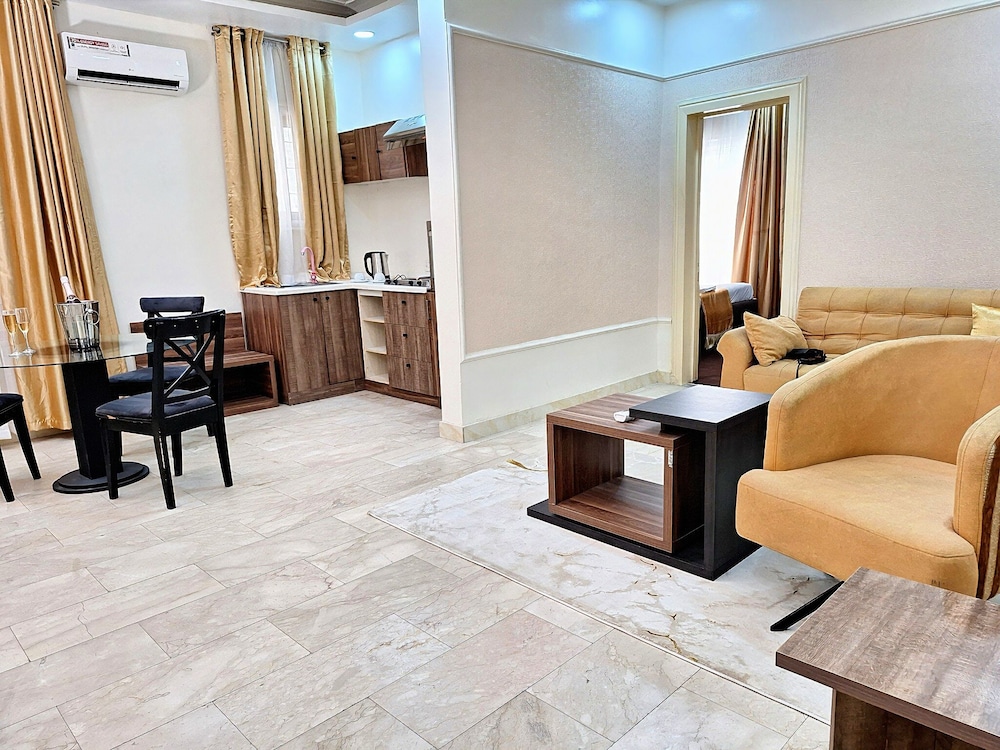 Luxxe Suites By Almond
