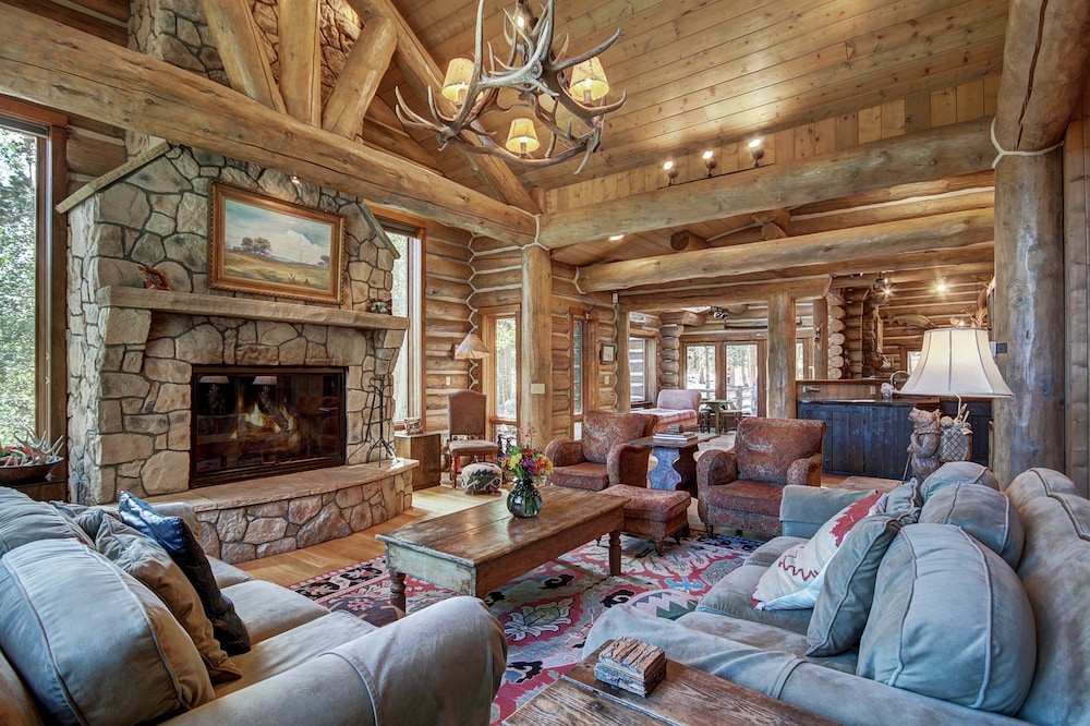 Bear Lodge 6 Bedroom Home by RedAwning