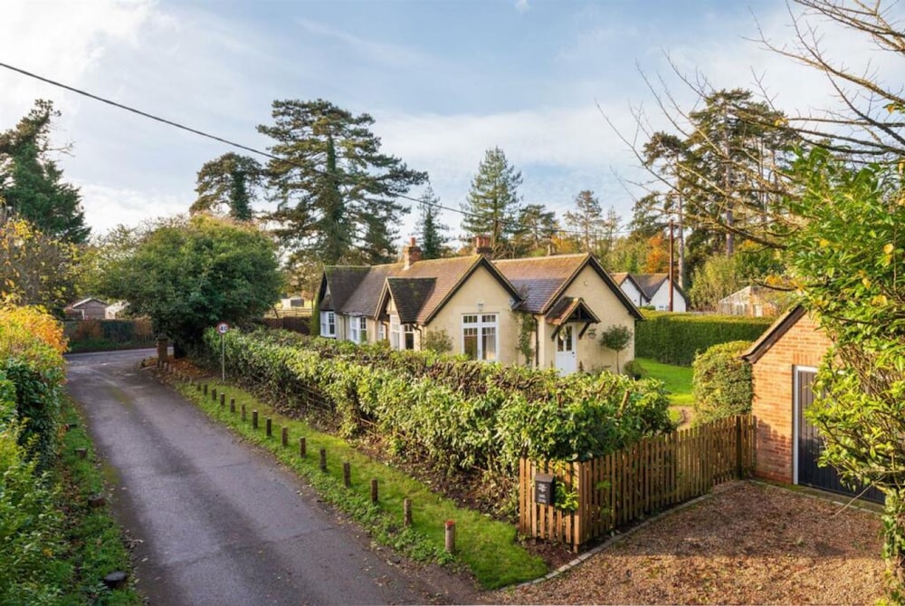 Badgemore Cottage - From 250 Per Night