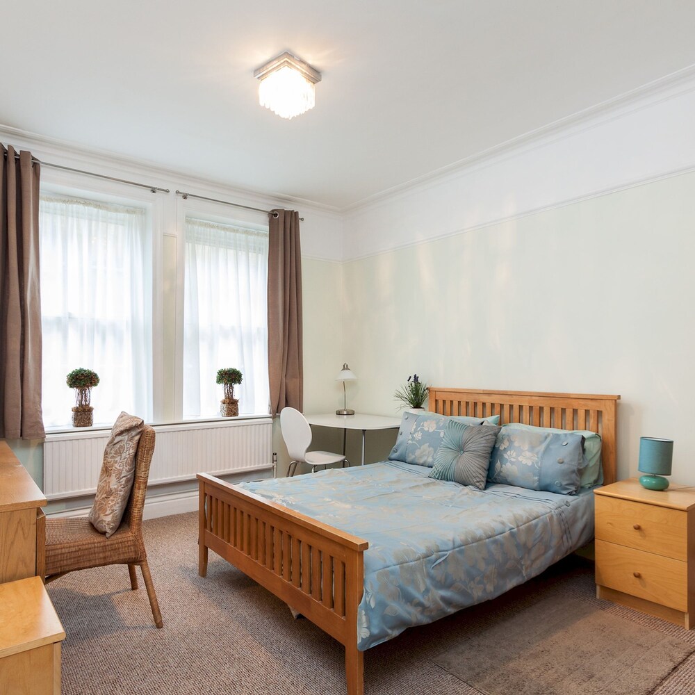 Super Cosy 2-bed 1-bath Apartment With Balcony