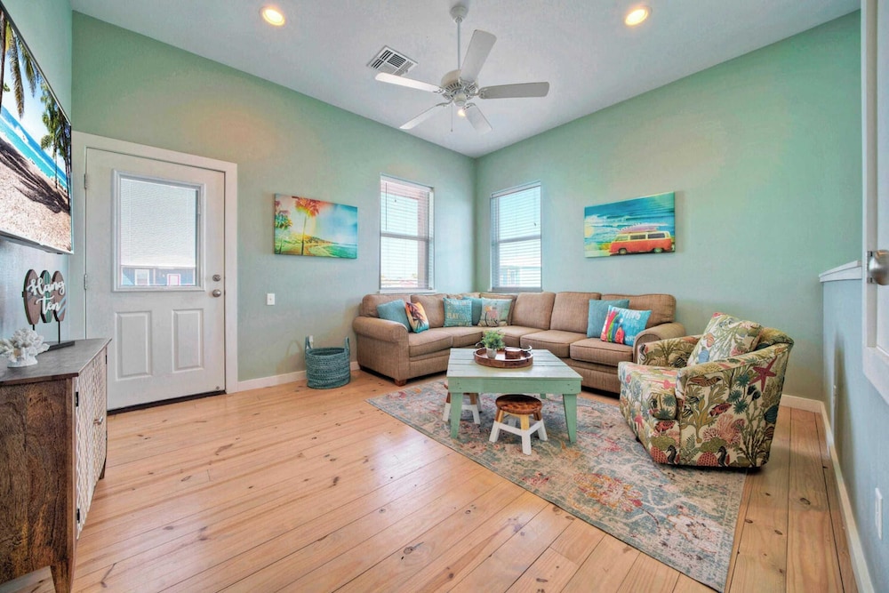 Sleeps 24, 2 Homes Pool, Backyard Tiki Bar, Fire Pit, Cornhole Walk to Beach