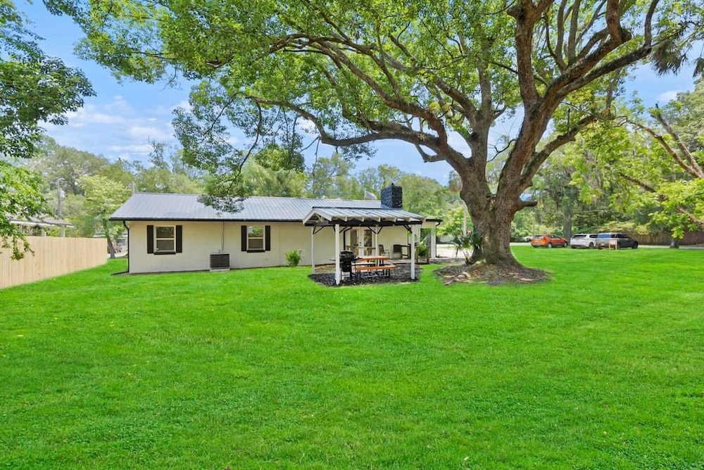 Beautiful Kitchen BBQ Outdoor Dining Big Yard
