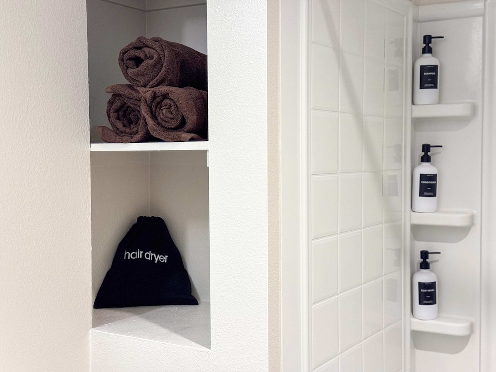 Stylish Getaway W Pool GYM Parking 10 Min to Cedar