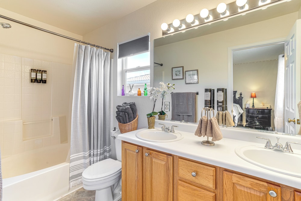 Pet-friendly Retreat w/ Fenced Yard in Denver
