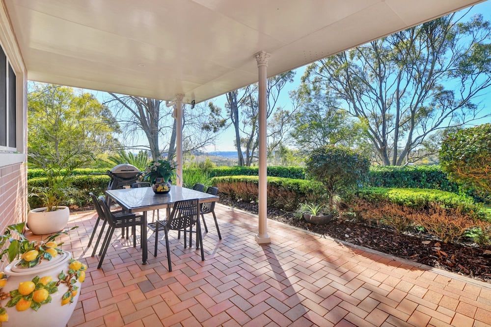Expansive Toowoomba Retreat With Garden BBQ