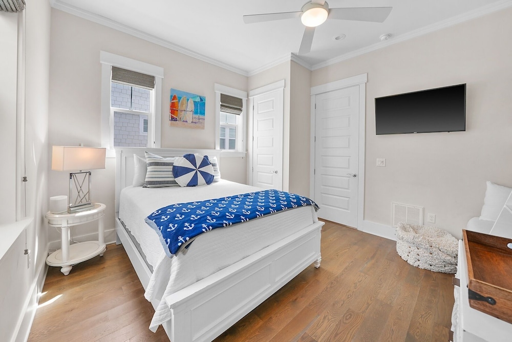 Sandy Bottoms 4 Bedroom Home by RedAwning view 3