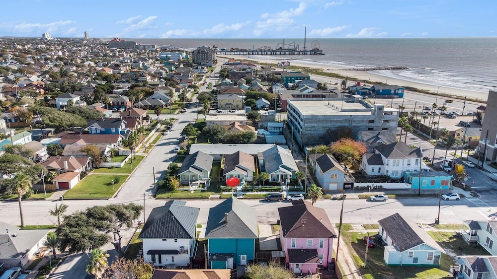 Large 4BR Home - Close to the Beach - Dog Friendly view 3