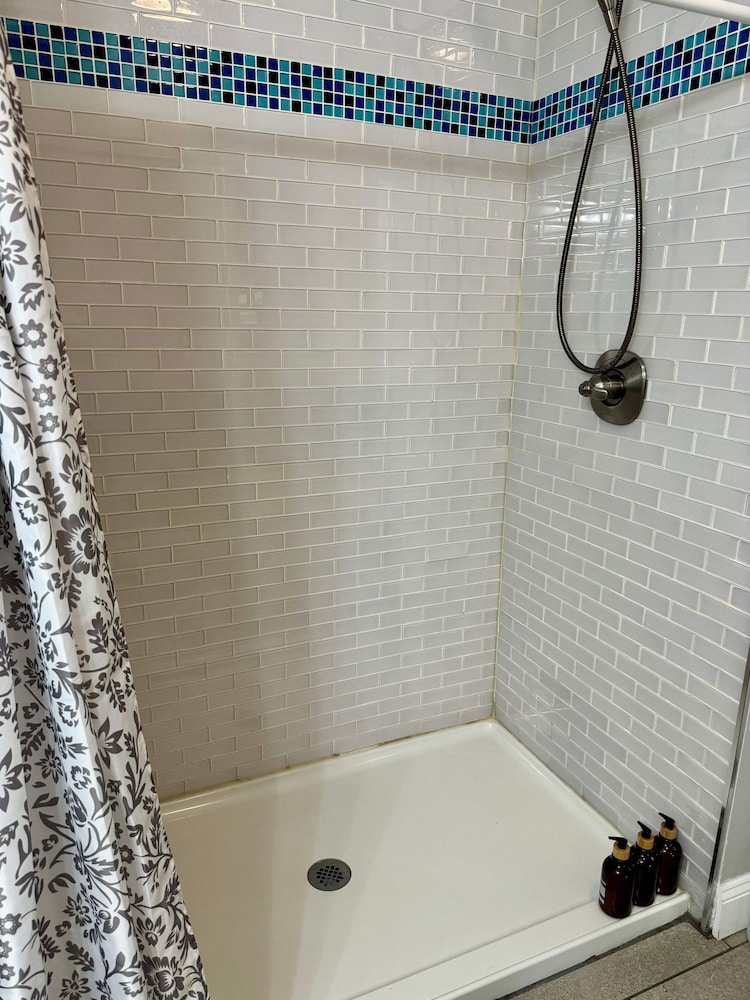 Prime Location - Top Rated - Clean - Parking Free