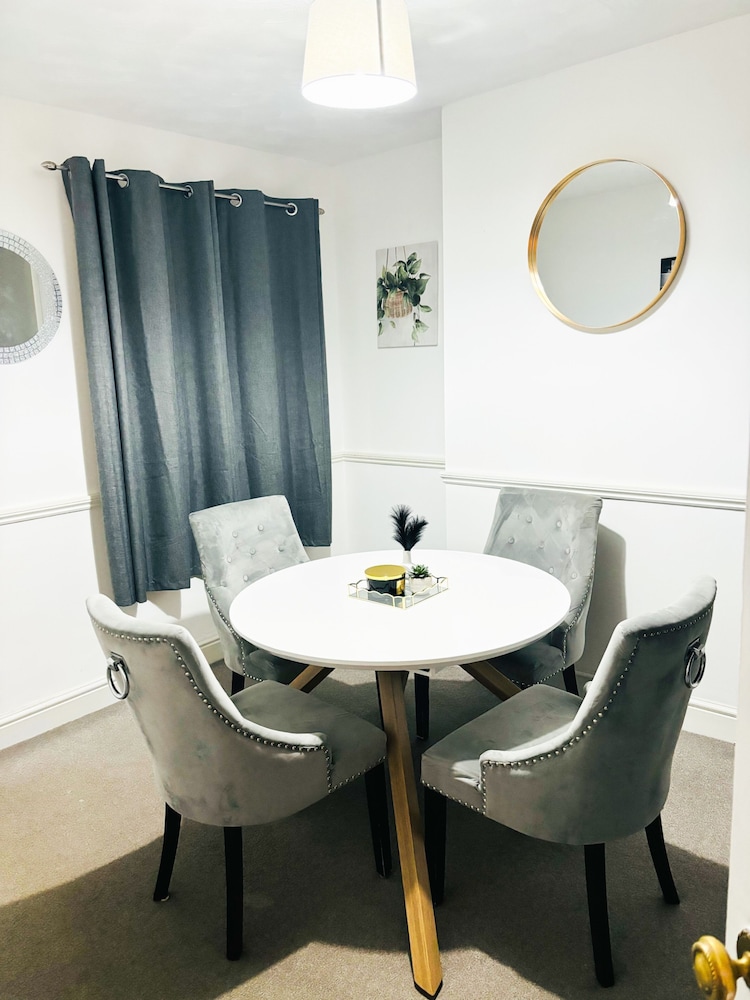 Convenient Home - Sleeps 6 - Parking - Garden