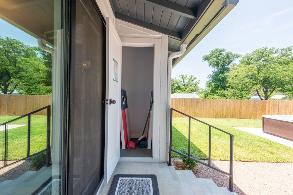 Zander Haus 3 Bedroom Home by RedAwning