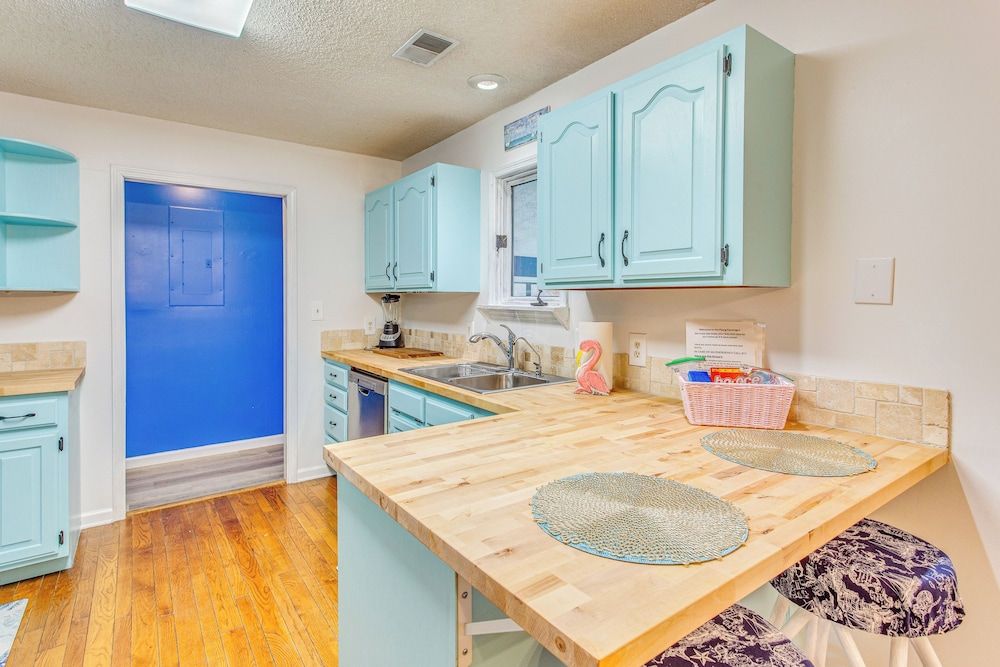 3 Mi to Ocean: Home w/ Deck in Little River!