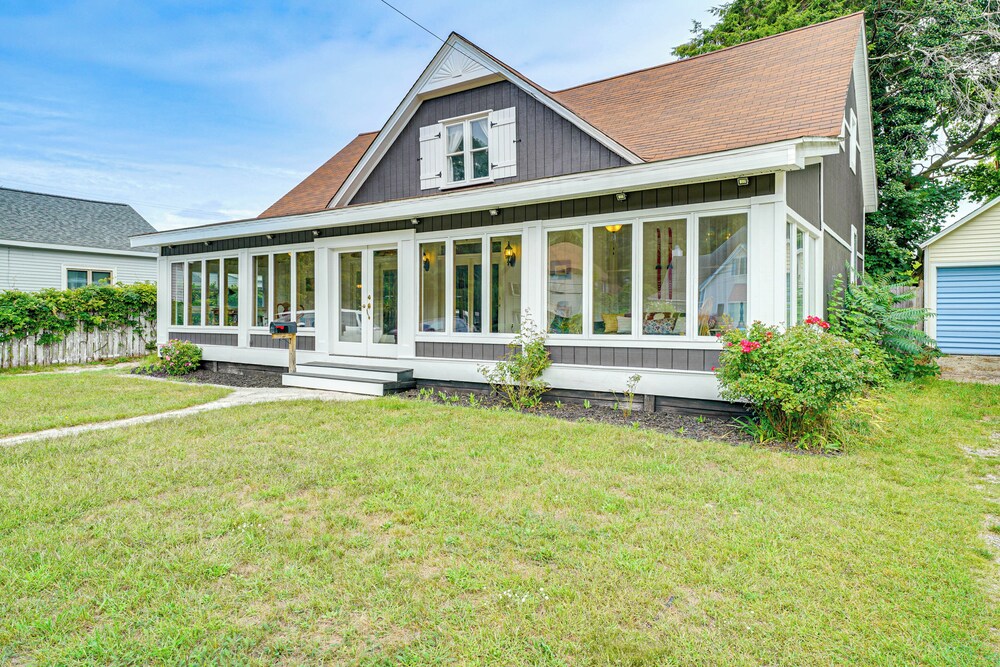 Spacious Vintage Gem w/ Sunroom in Manistee!
