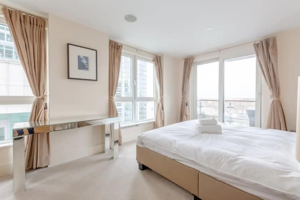 Gorgeous 3 Bedroom Flat in Vauxhall With City Views
