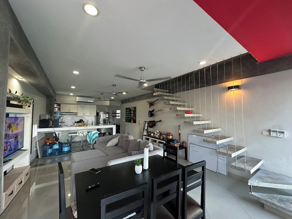 2BR Penthouse with Rooftop Pool