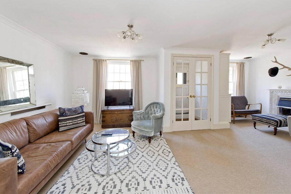 Traditional 2-bed Apartment Notting Hill