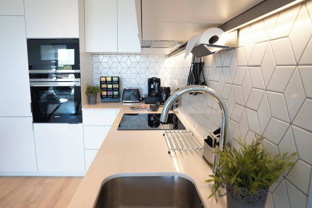 Tranquil London Apartment Near Coombe Hill House photo 3