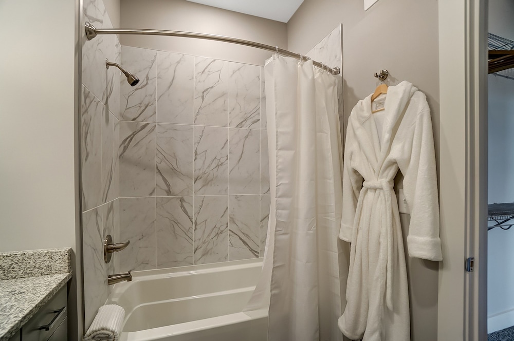 Opulent Corner 2BR Near OSU w Garage Parking