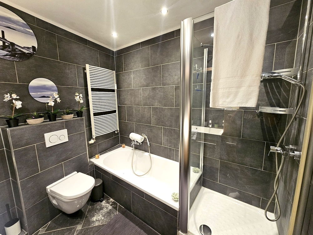 Well Appointed 2BR w terrace&parking