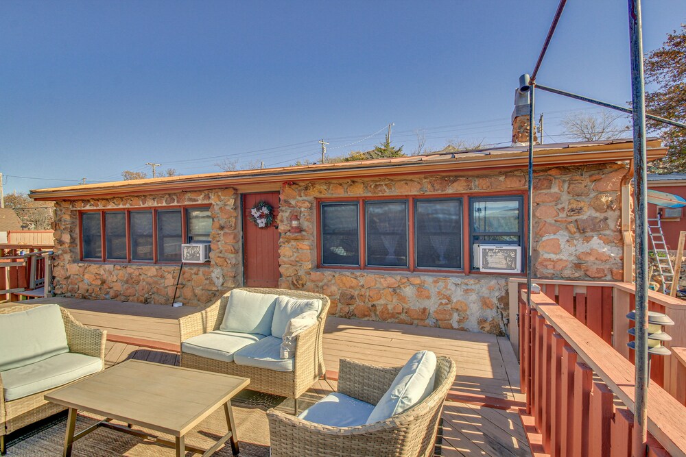 Medicine Park Getaway: Kayaks, Deck & Mtn Views! view 4