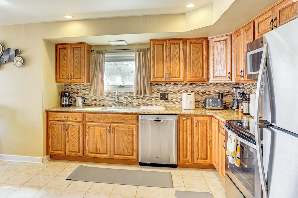 3 Mi to Berkshire Mall: Suburban Stay w/ Yard!