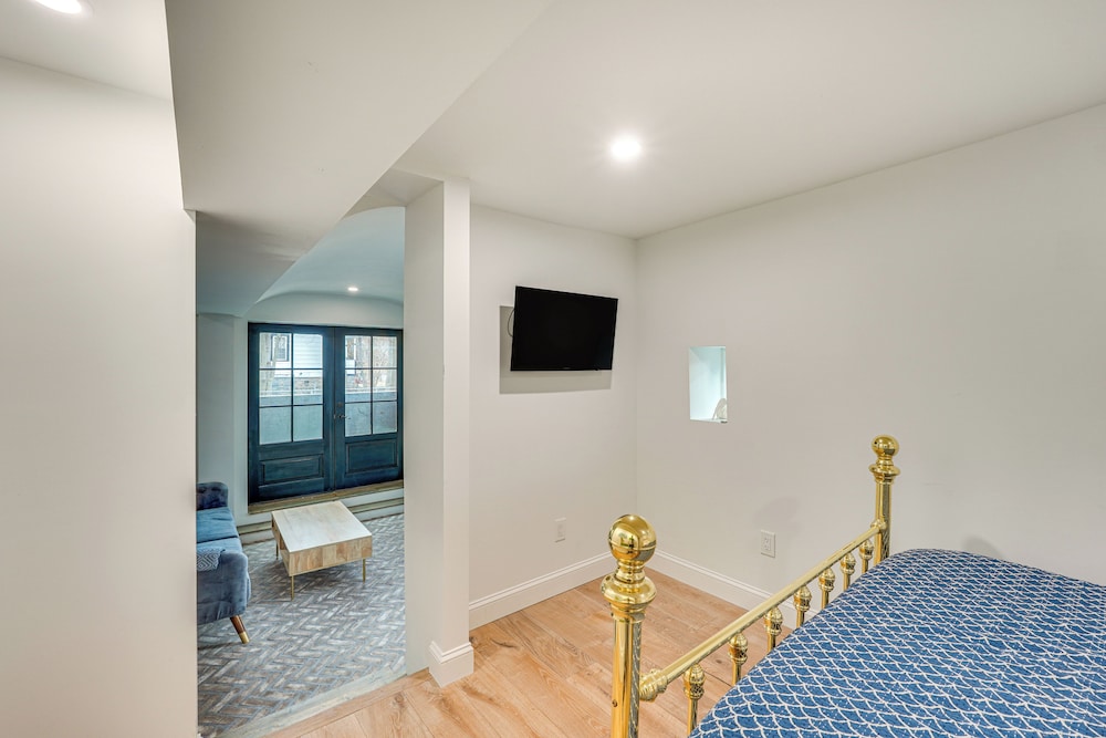 Walk to Waterfront: Chic Hudson Valley Garden Apt