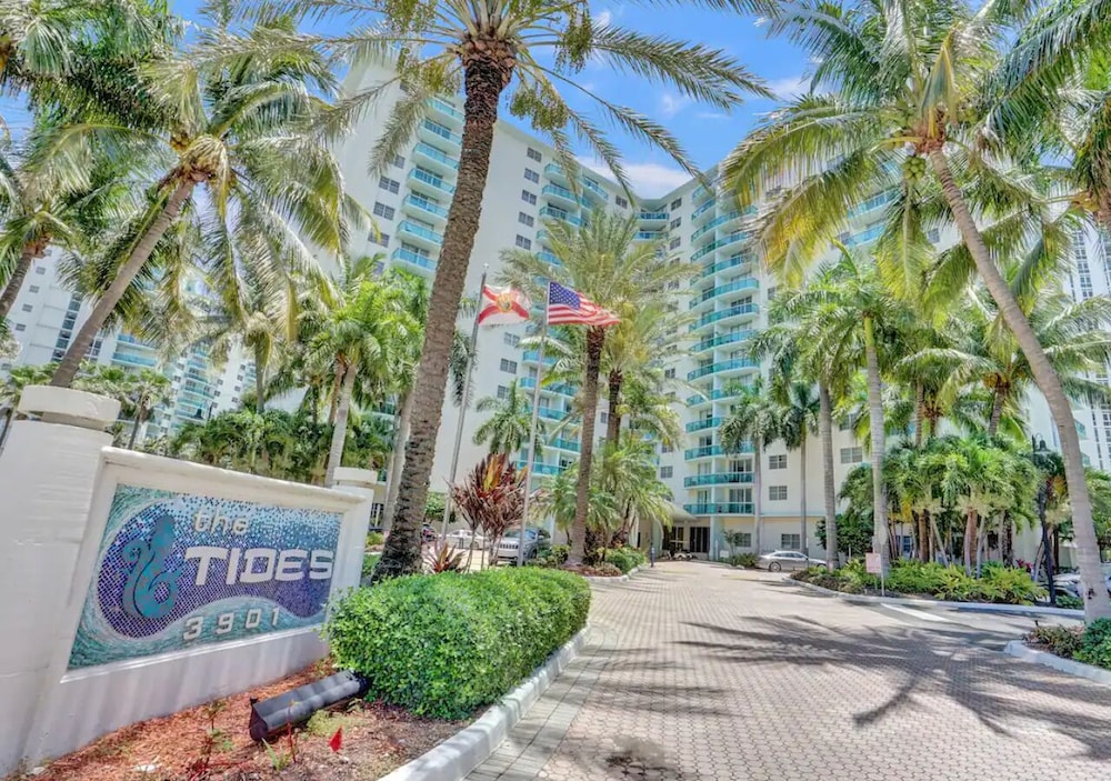 Hotel The Tides on the Beach by Aurich Designs - Image 1