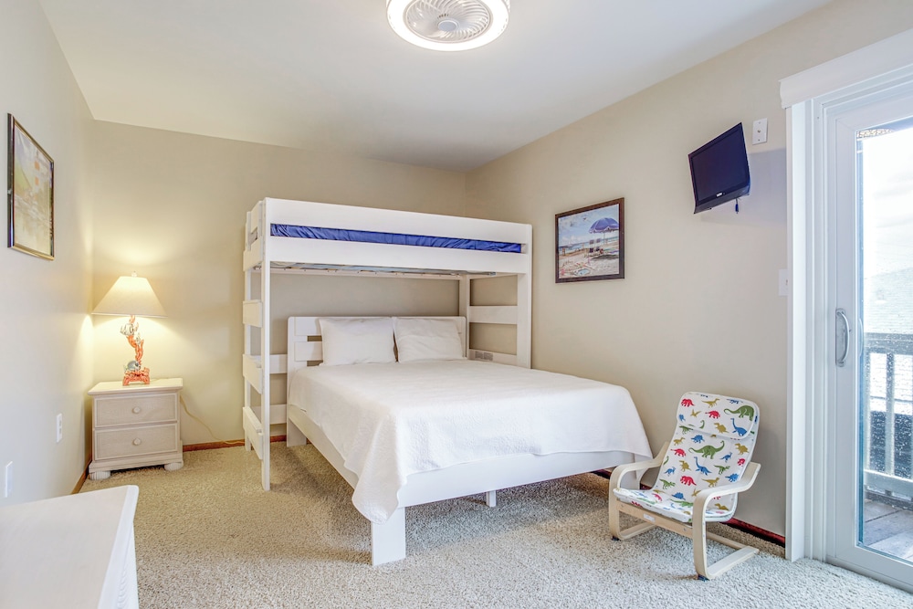 Ocean City Getaway w/ Balcony, Steps to Boardwalk!
