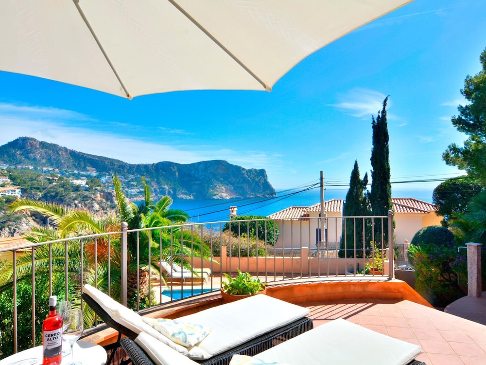 Villa With Incredible sea Views and Pool Sleeps 7