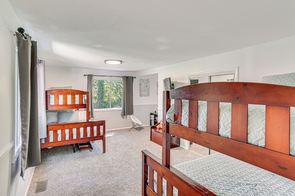 1 Mi to Lake: Crestline Cabin w/ Deck + Gas Grill!