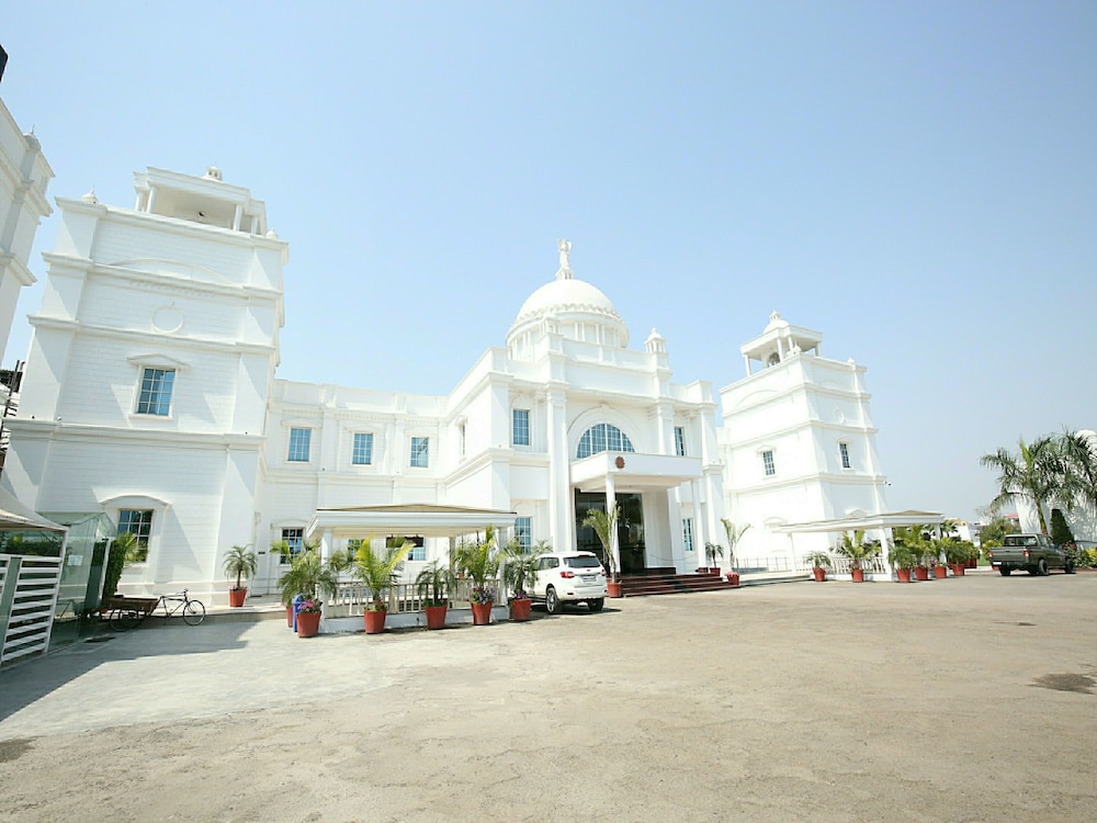 OYO 12989 White Diamond Hotel