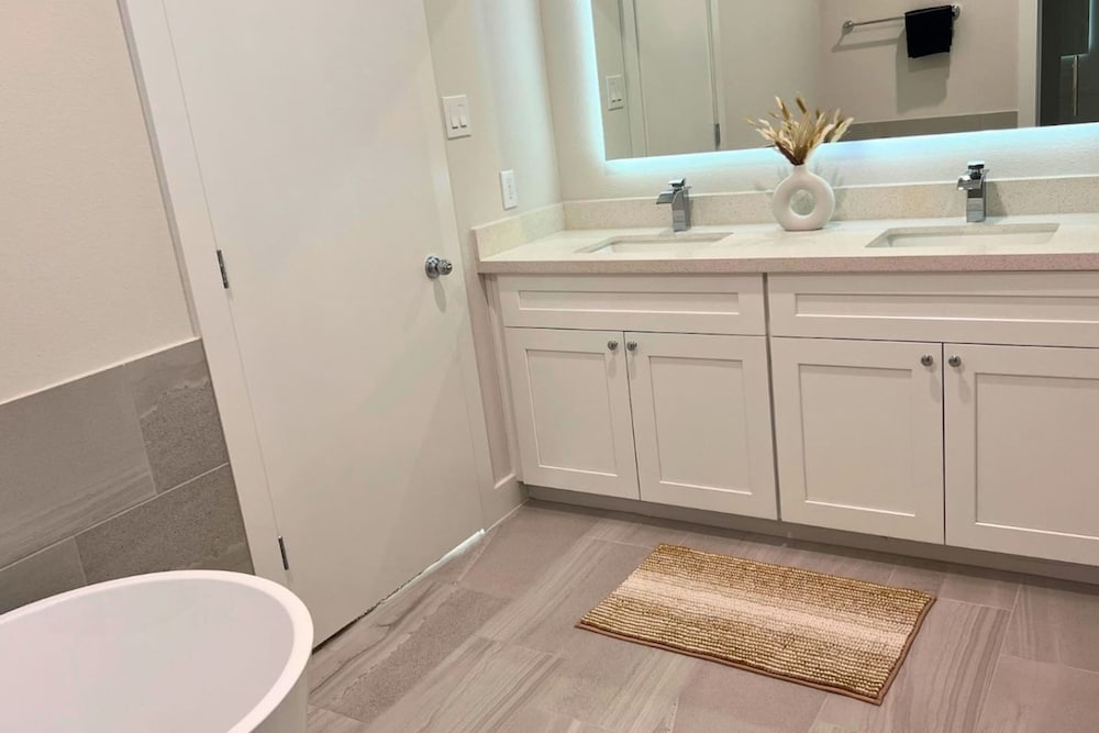 Gated 3BR Home 10 Mins Downtown