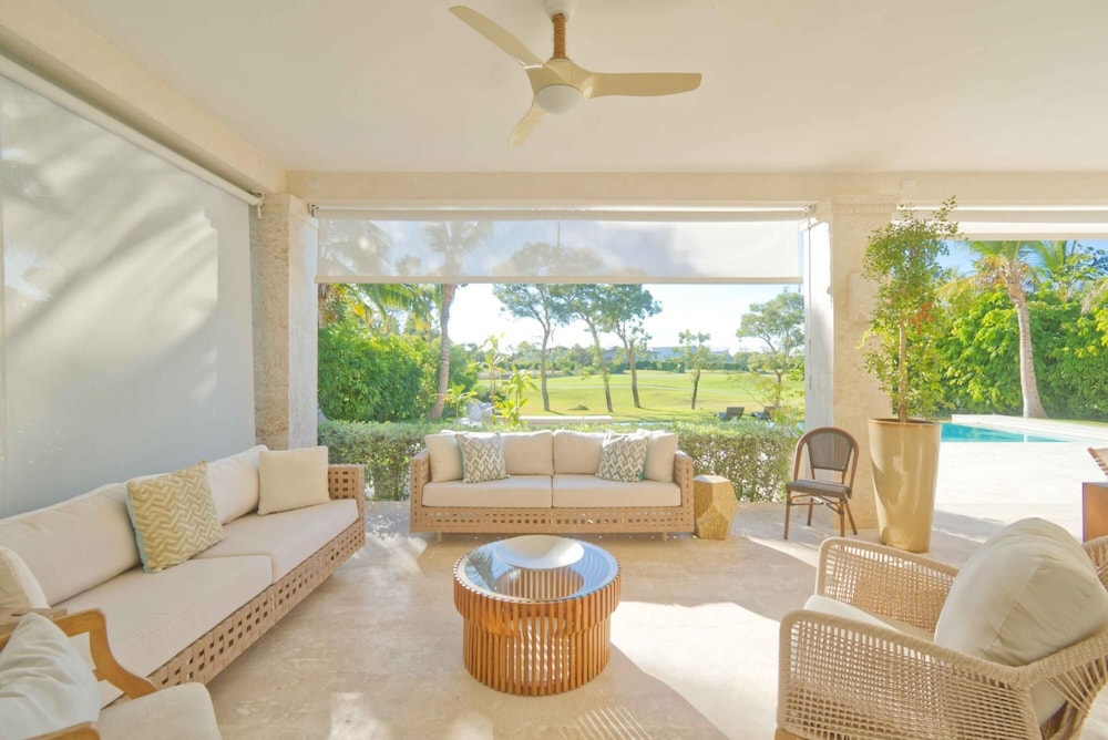 Modern Villa w Golf and Lake View in Beach Resort