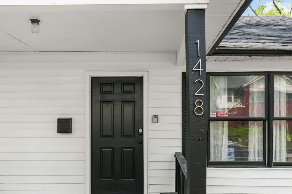 21st Street Evergreen Charm