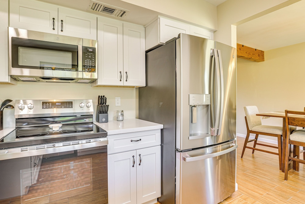 Hike, Golf & Explore: Large Phoenix Home w/ Grill