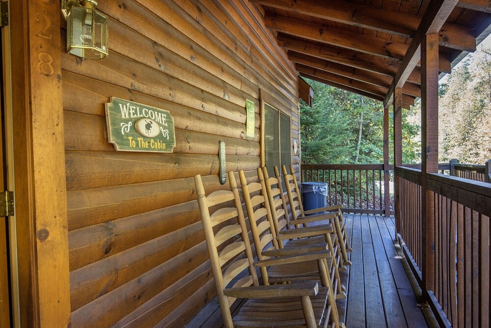 ER228 - Locker's Lodge Great Location - Close To Town! 1 Bedroom Cabin by RedAwning view 2