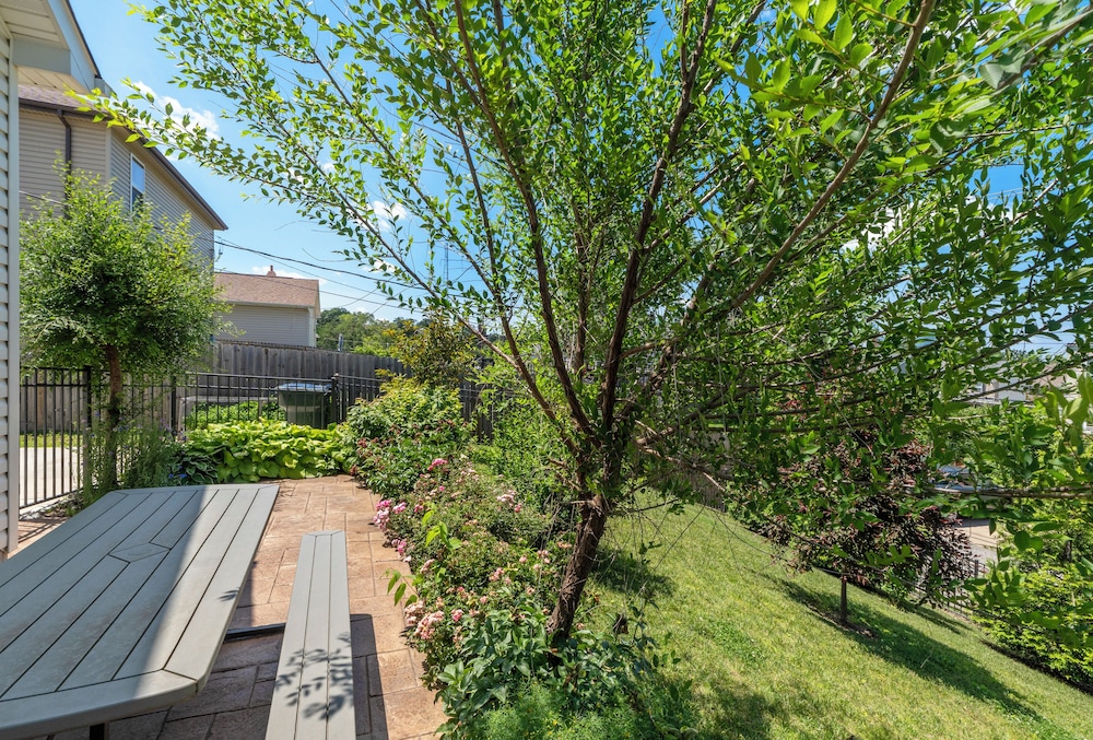 Modern Home W/garage Near SLU JZ Vacation Rentals