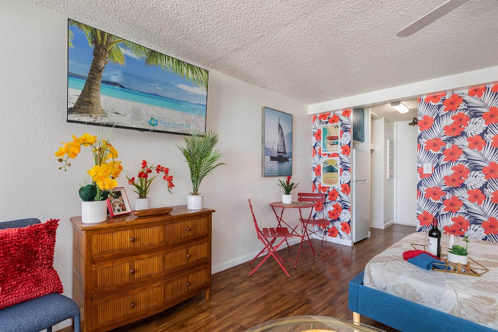 Vibrant Studio in the Heart of Waikiki!